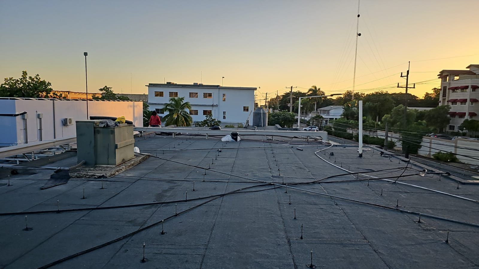 Equipo de IIECA revisando avance de impermeabilización en obra, con vista panorámica al mar