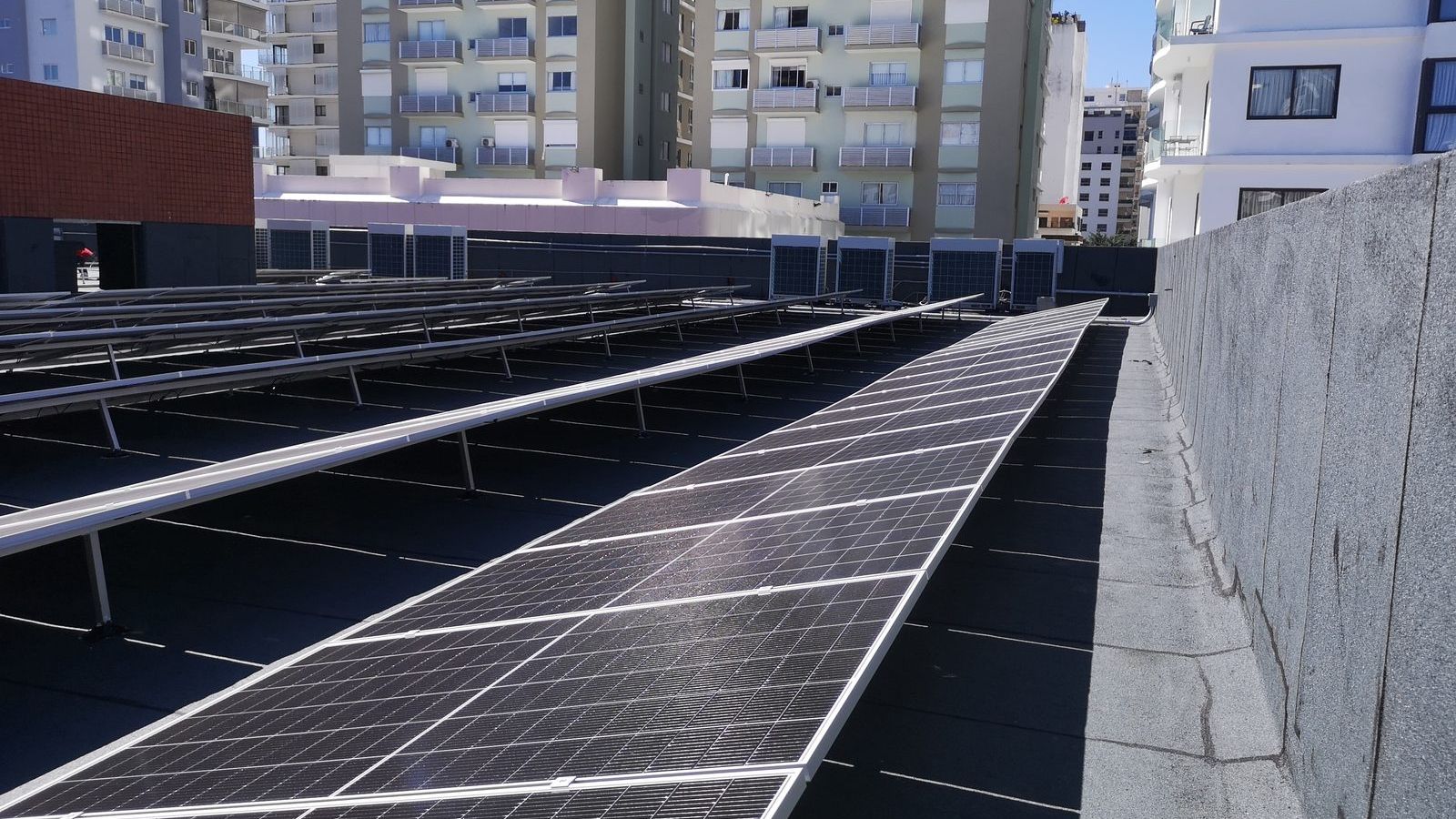 Instalación de paneles solares sobre techo impermeabilizado