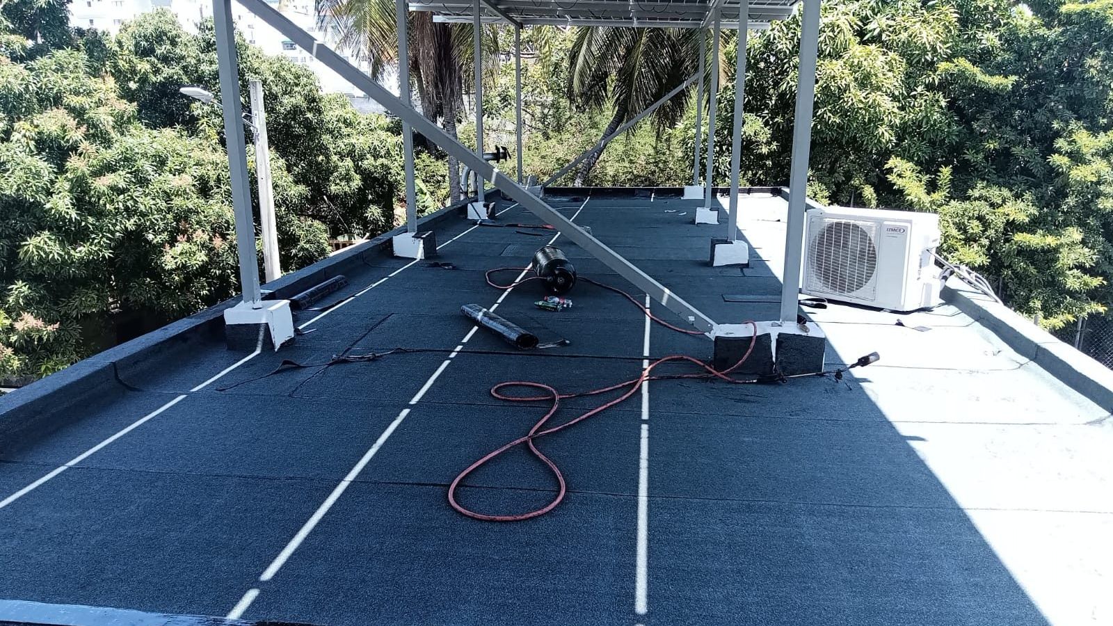 Estructura de soporte para paneles solares sobre techo impermeabilizado