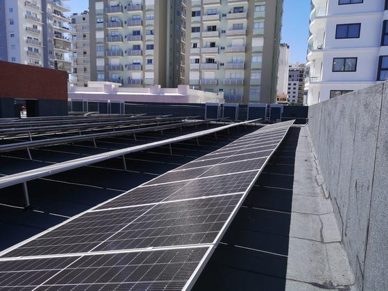 Instalación de paneles solares sobre techo impermeabilizado