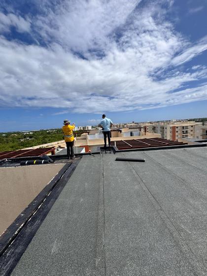 Equipo técnico de IIECA inspeccionando obra
