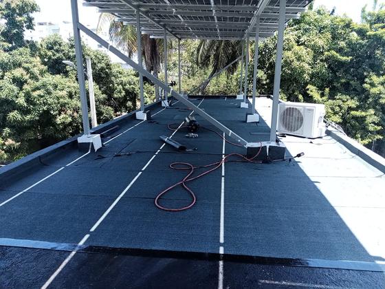 Estructura de soporte para paneles solares sobre techo impermeabilizado
