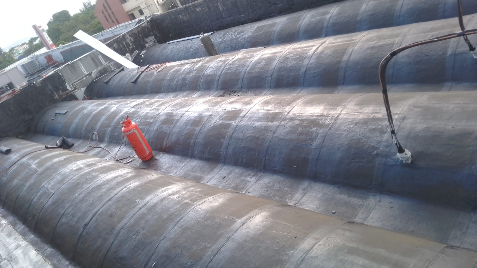Membrana asfáltica en obra industrial