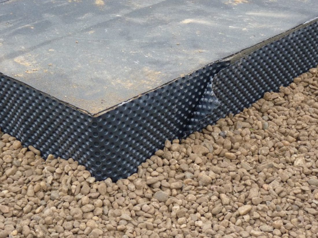 Guttabeta Drain — lámina de drenaje sintético HDPE instalada sobre grava